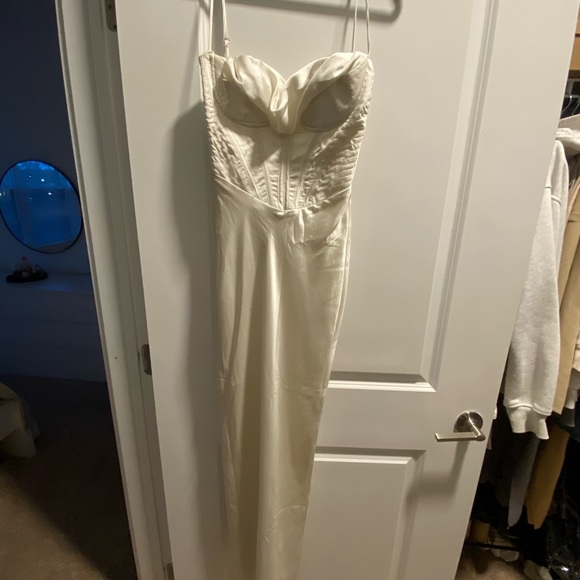 House of CB ‘Charmaine’ dress in XS with bigger cup in the color white - Picture 2 of 5